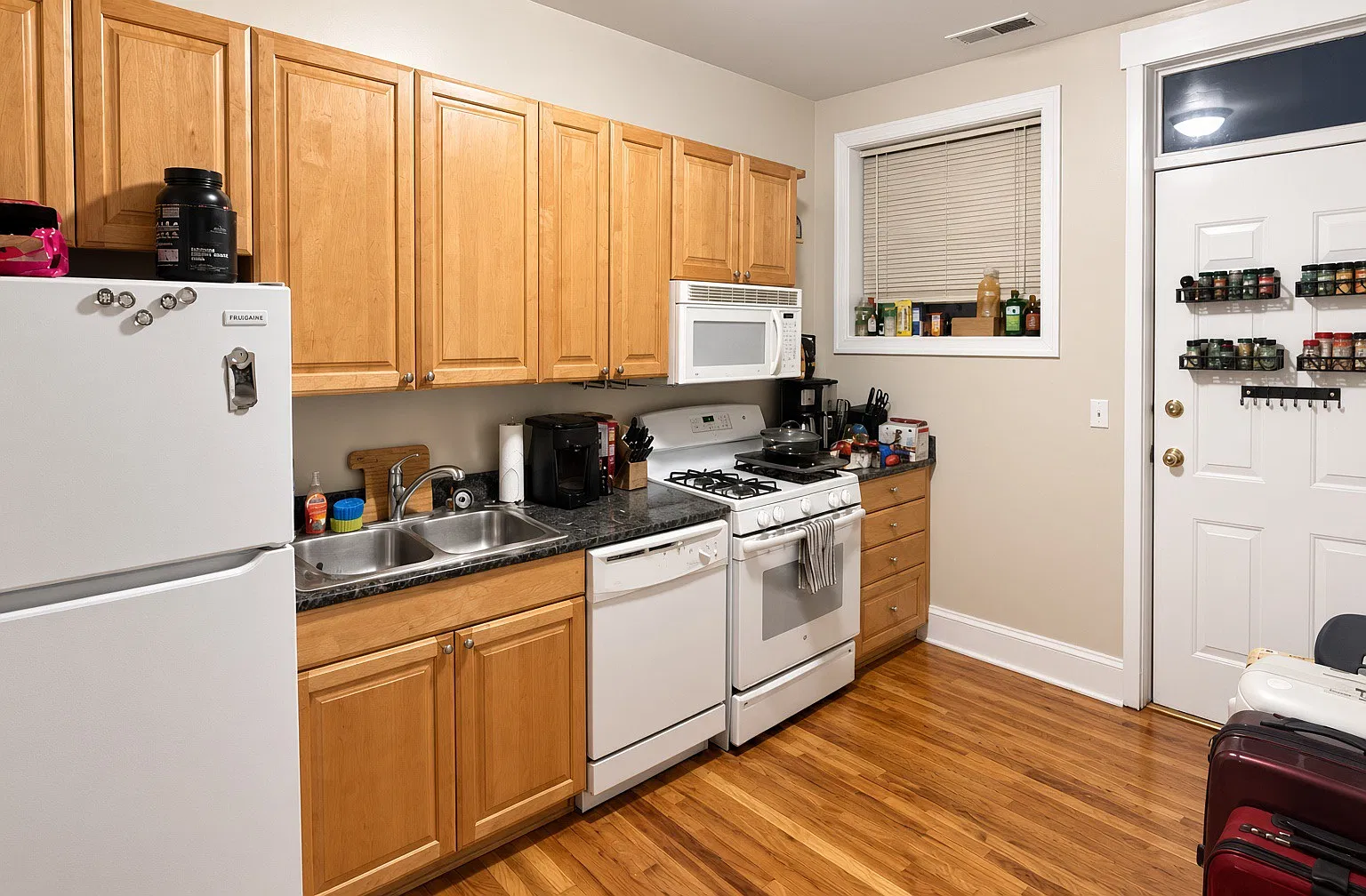 3 bed, 1250 sqft, $3,200 — Photo 3