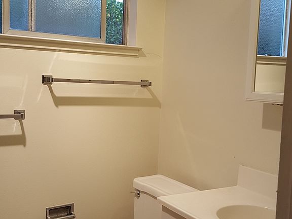 5th image of 540 University Dr APT 6