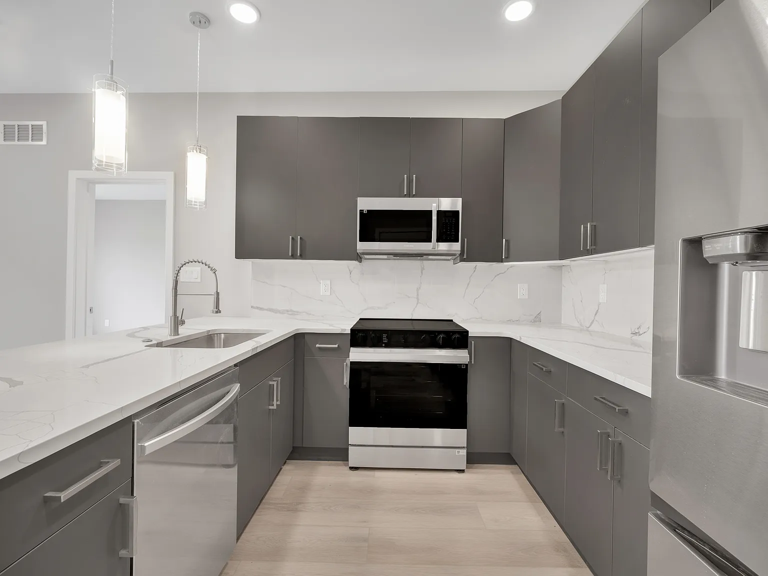 2 bed, 900 sqft, $2,050 — Photo 4