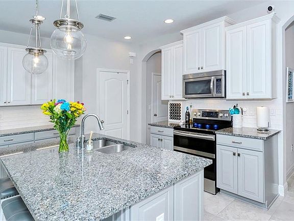 4th image of 998 Molly Cir