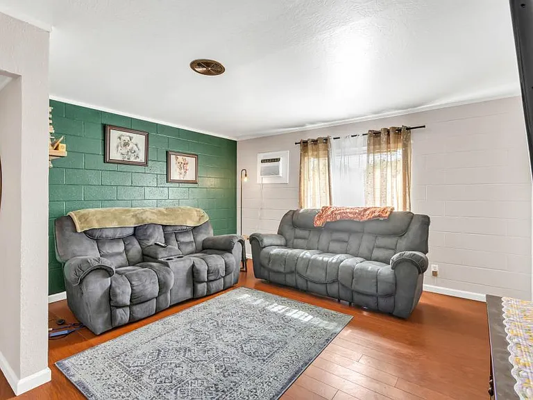 1194 Rosemary Ln — Photo 4