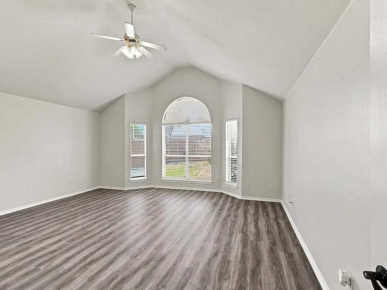 1033 Suffolk Ln — Photo 10