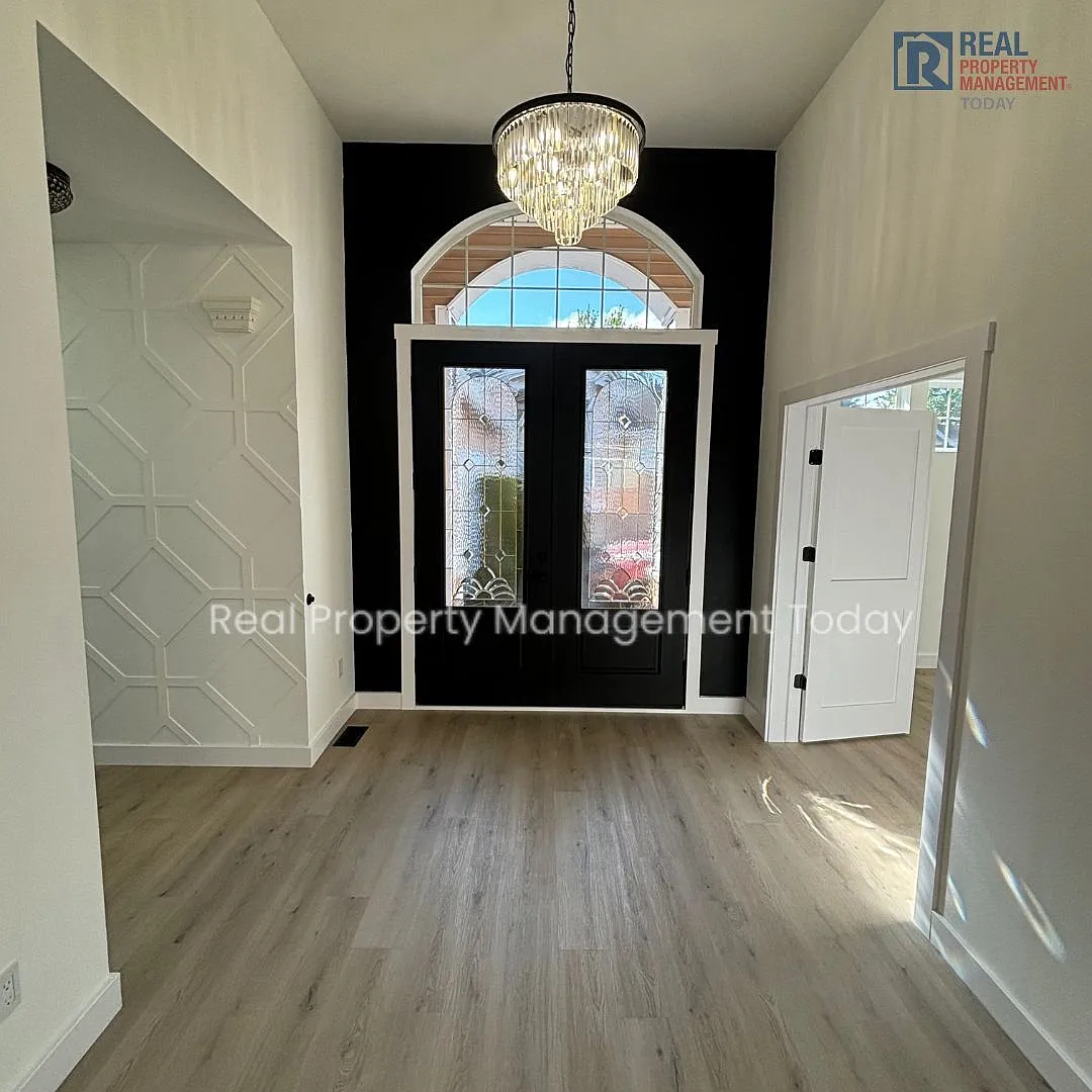 Beautifully Remodeled Modern 3-Bedroom TownHome with Fenced Yard & Garage in Orting — Photo 2