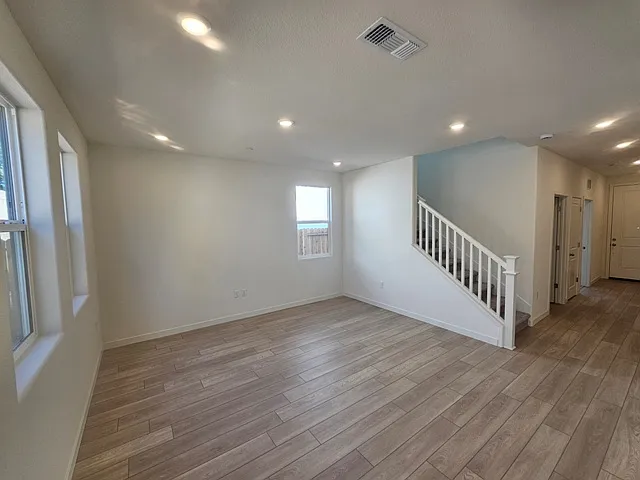 4 bed, 1844 sqft, $3,200 — Photo 2