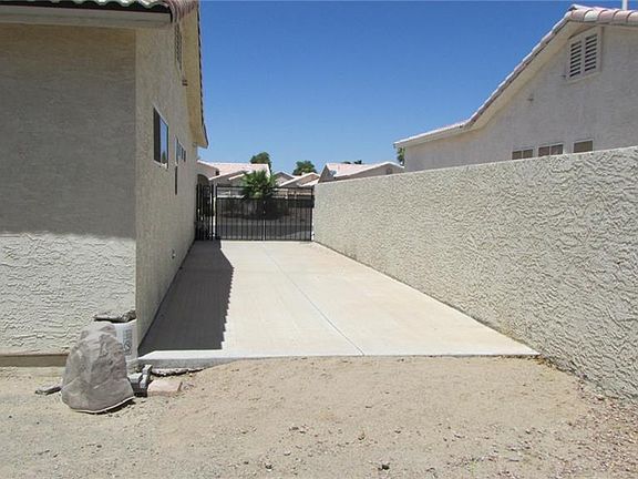 3rd image of 1920 E Pyramid Lake Dr