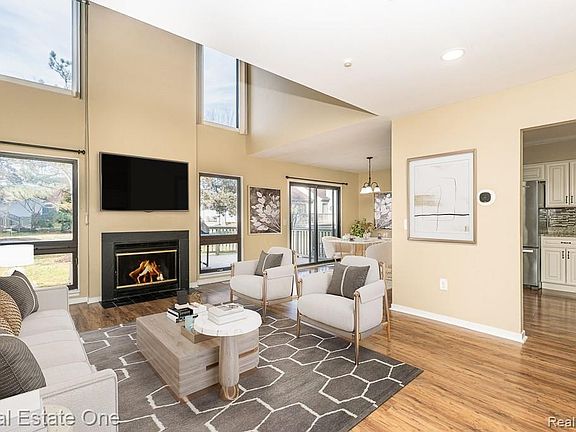 3rd image of 653 Glasgow Ct