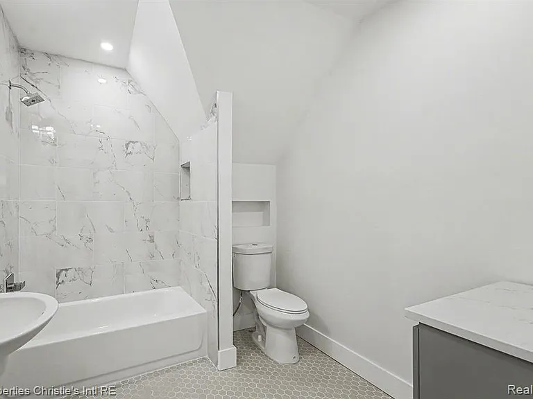 1463 Baldwin St — Photo 11
