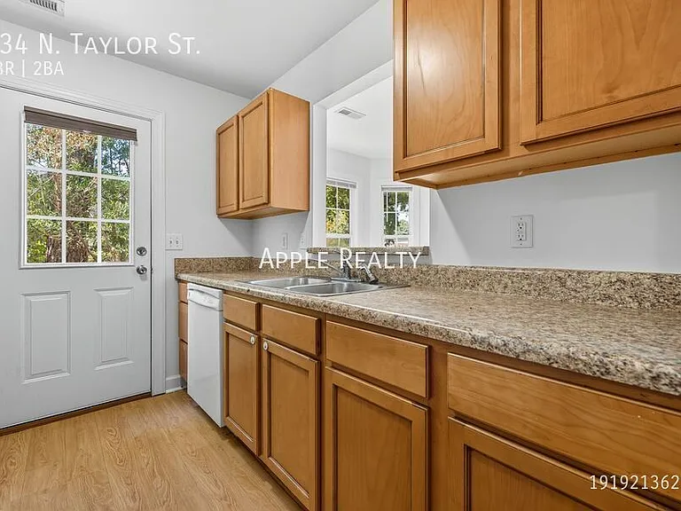 834 N Taylor St — Photo 5