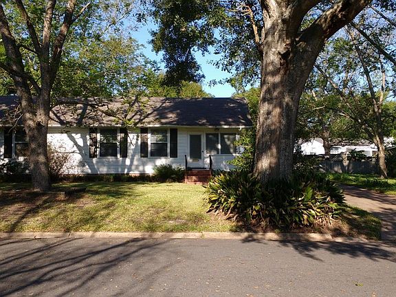 2nd image of 804 Dennis Ave