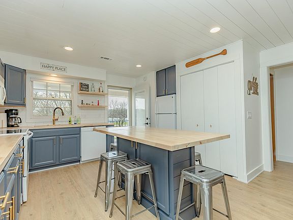 5th image of 1700 Country Club Dr Unit 202