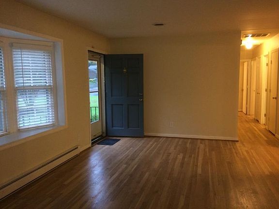4th image of 1917 Woodmont Dr