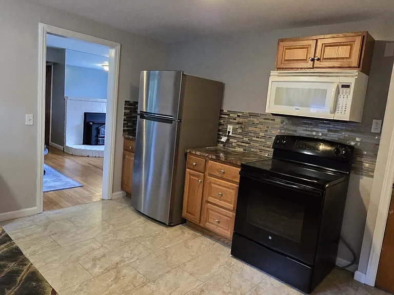 4186 Whitney Ave — Photo 9
