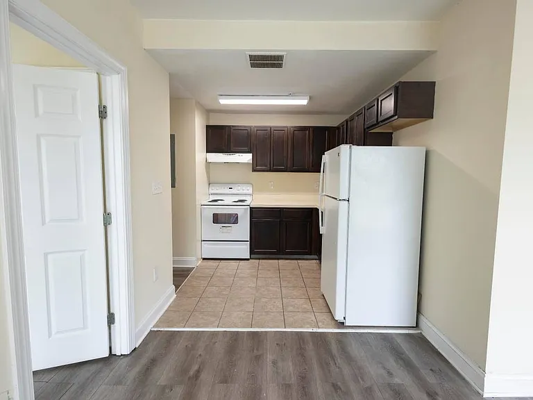 241 W Chase St #3B — Photo 4