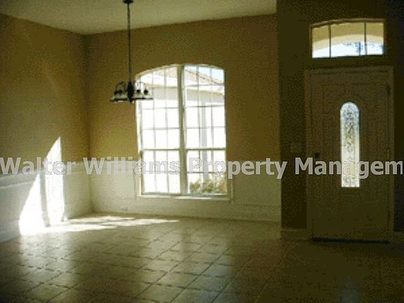 2nd image of 916 Oxford Dr