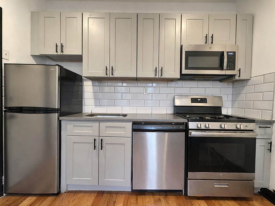 2nd image of 886 Hancock St Floor 3