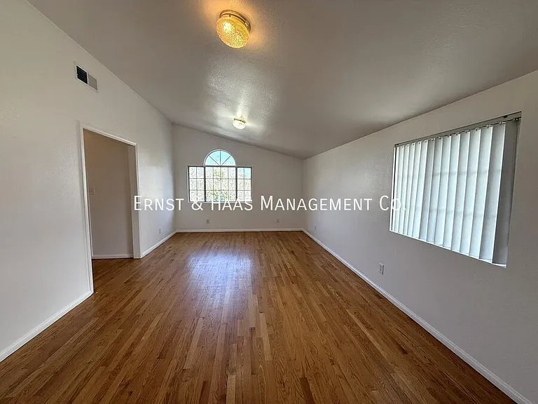4723 Blackthorne Ave — Photo 25