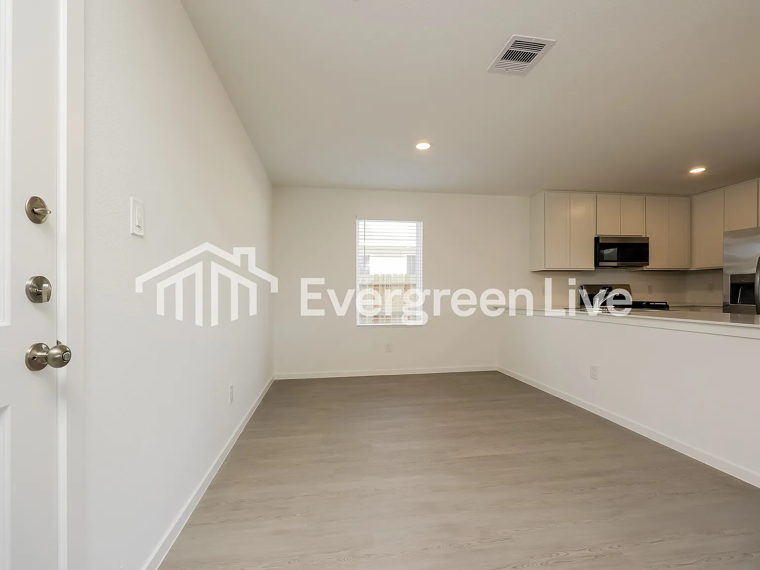 4 bed, 2.0 bath, 1979 sqft, $1,795 — Photo 4