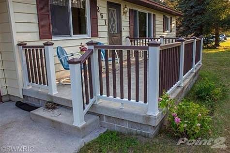 NEWER FRONT PORCH WITH VINYL RAILS