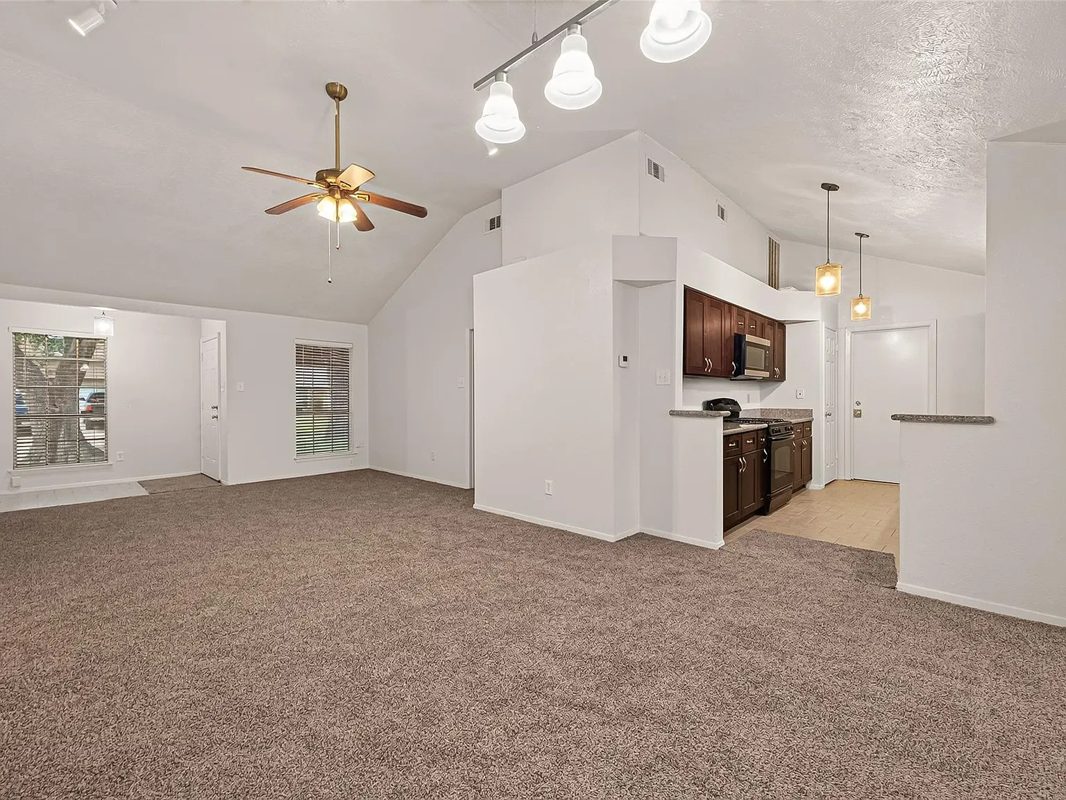 4 bed, 2.0 bath, 1426 sqft, $1,990 — Photo 2