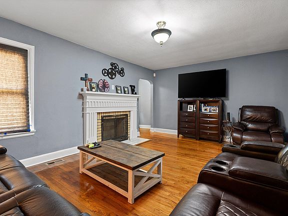 4th image of 215 S Lovell Ave