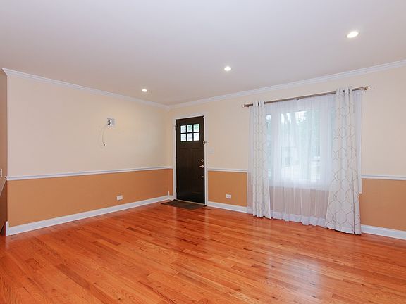 4th image of 156 W Altgeld Ave