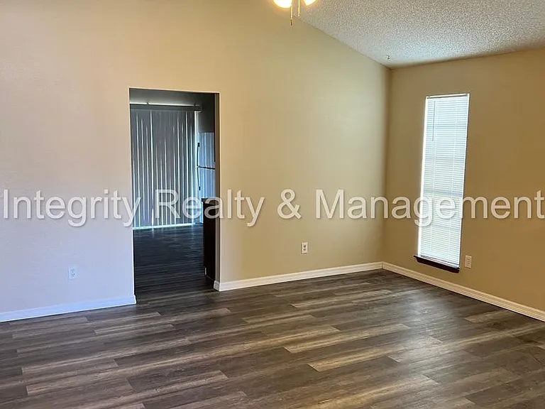 1862 Mackenzie Ct N — Photo 18