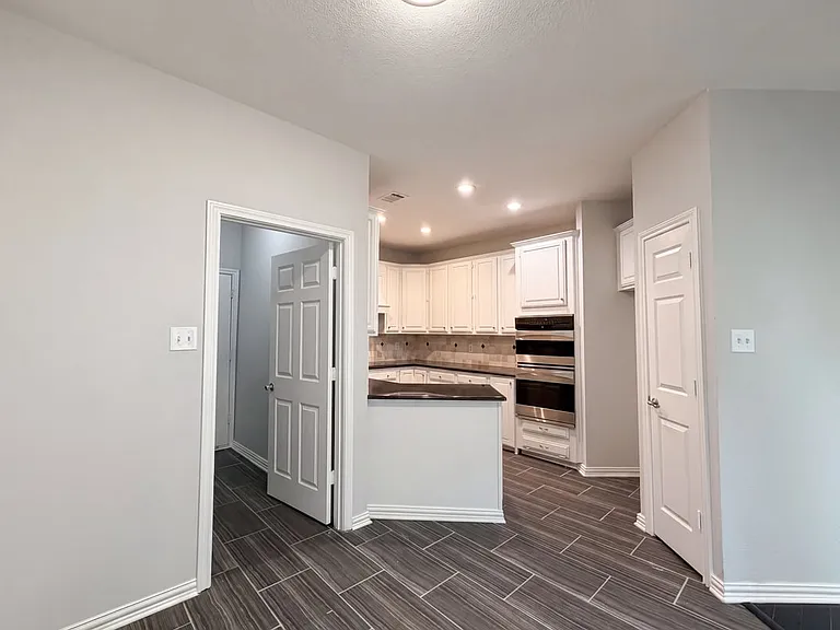 7708 Windmere Ct — Photo 2