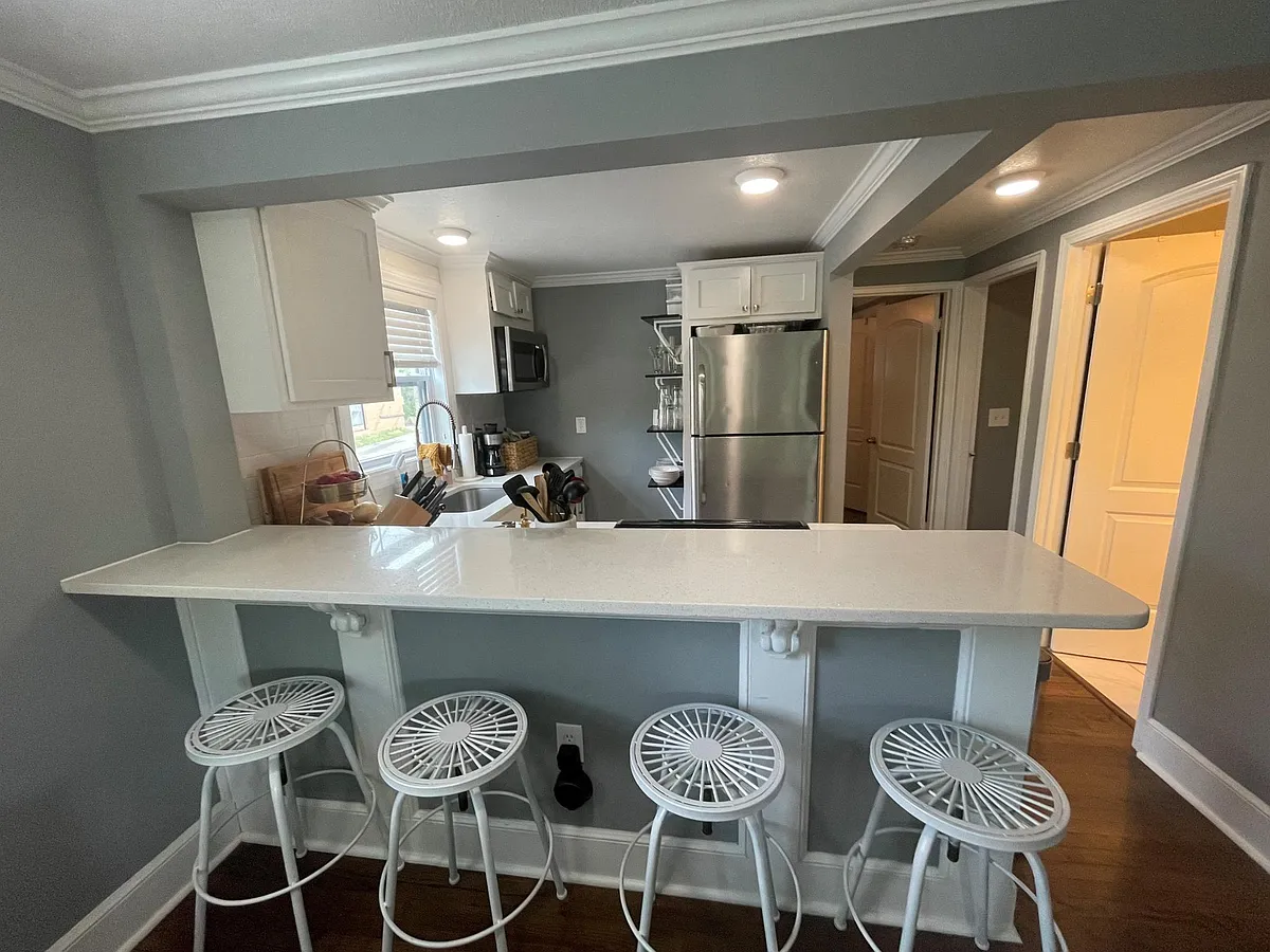 Building Photo - 1108 W 45th St #6