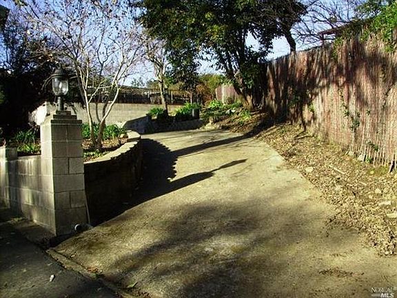 3rd image of 851 Vichy Hills Dr