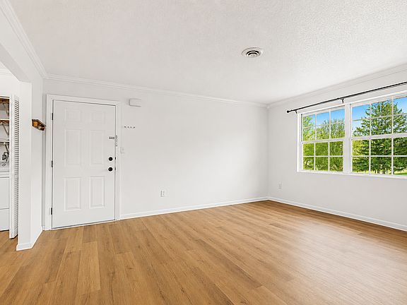 2nd image of 25A Pine Ln APT 6