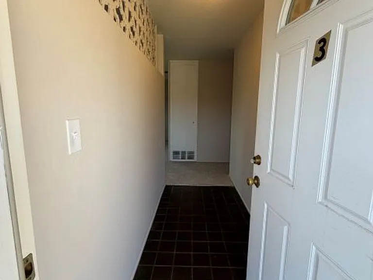 Castlewood Dr 915 — Photo 5