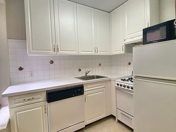 4th image of 512 E 80th St #22A