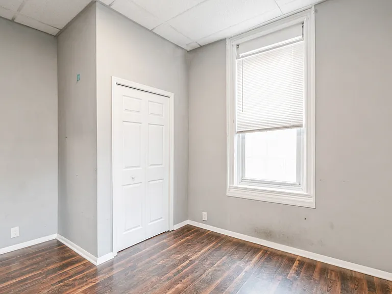 525-527 Penn St #1A — Photo 10