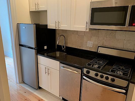 4th image of 256 E 10th St APT 2E