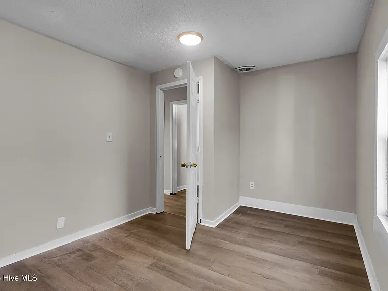 605 1st Ave — Photo 7