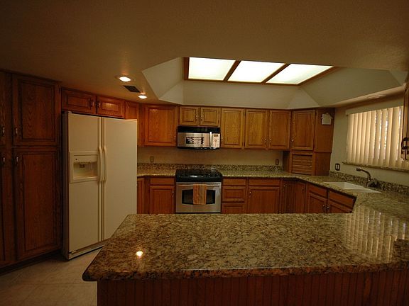 UPGRADED KITCHEN STAILESS STEEL APPL/ GRANITE COUNTERS