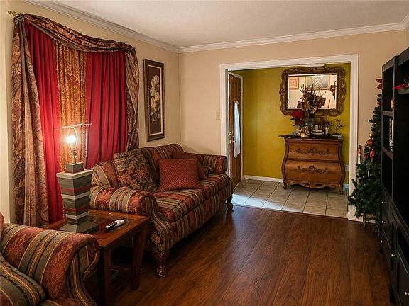 2nd image of 1632 Longwood Pl