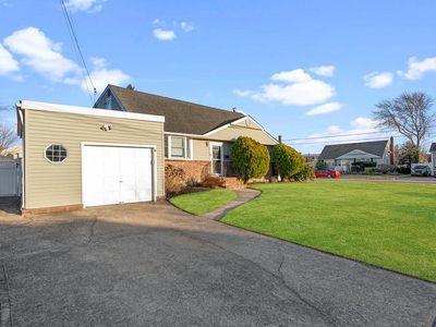 559 Center Briarwood Avenue, West Islip, NY, 11795