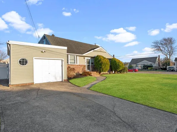 559 Center Briarwood Avenue, West Islip, NY 11795