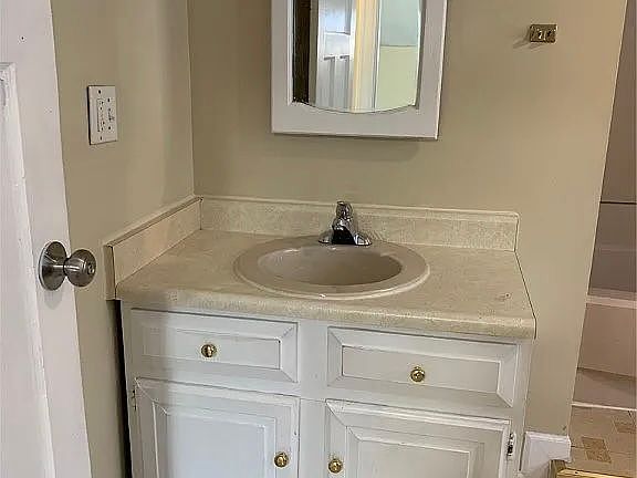 3rd image of 154 W Hudson Ave #1