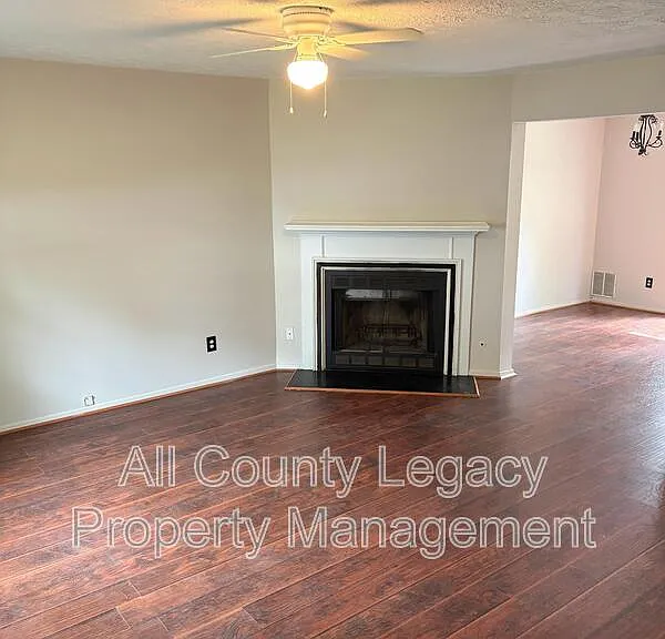5774 Wells Cir — Photo 2