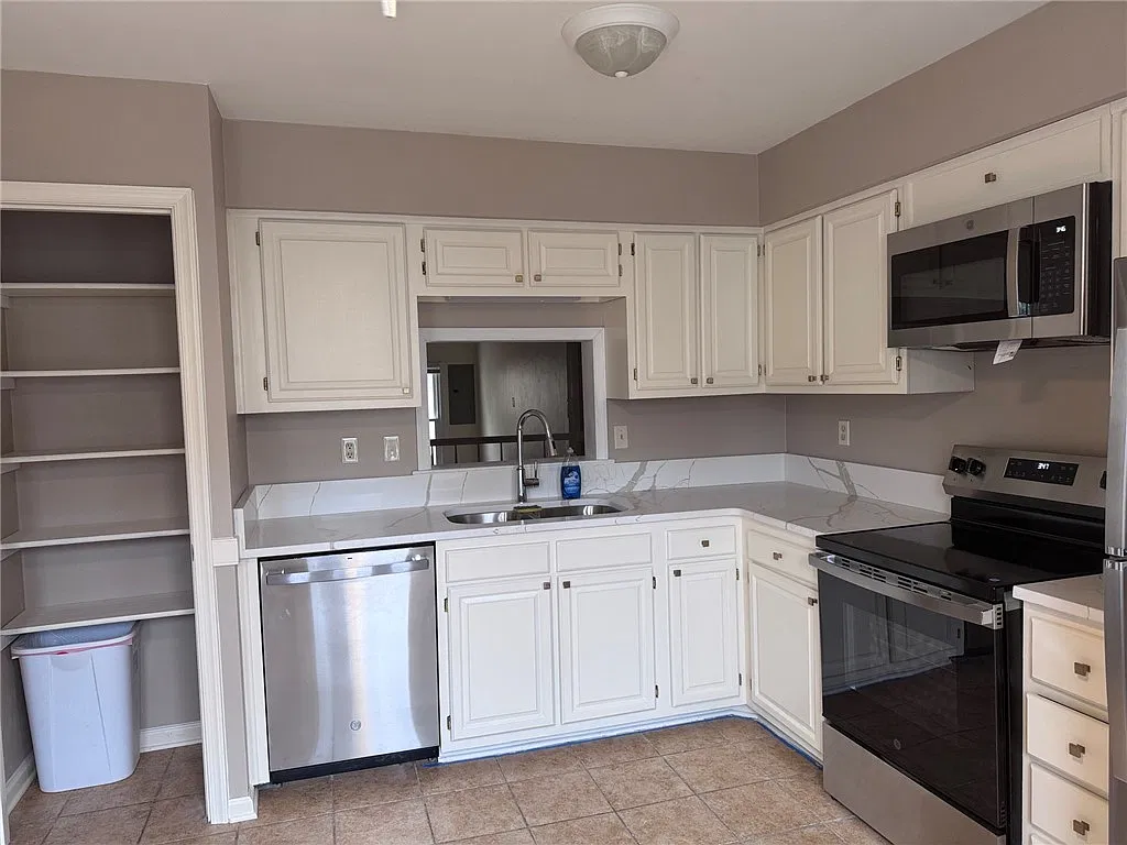 3 bed, 2.5 bath, 1614 sqft, $2,200 — Photo 2