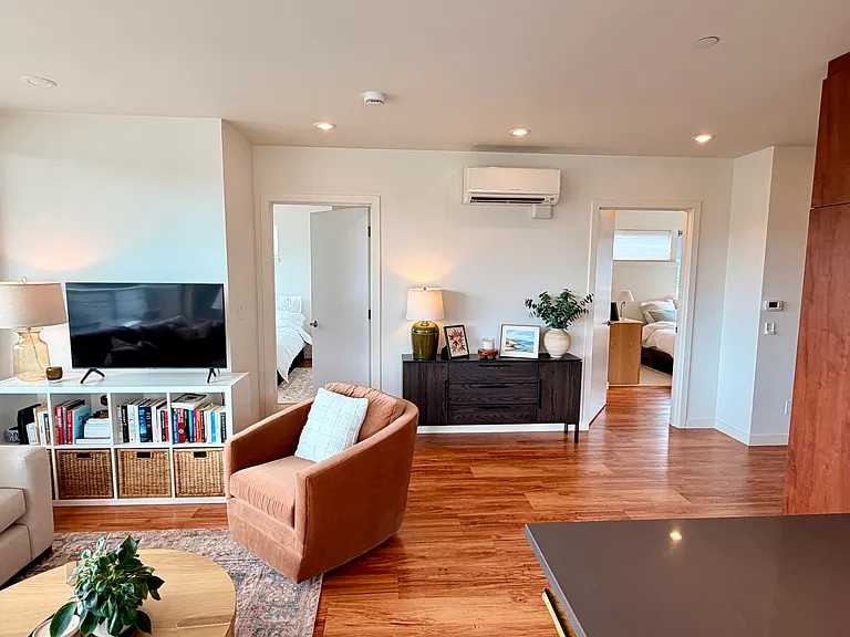 2351 Franklin Ave E #202 — Photo 13