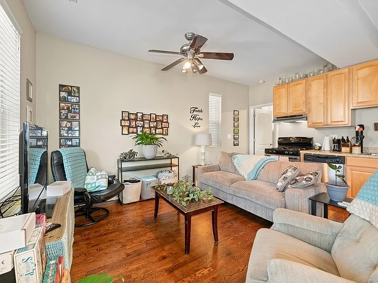 2246 N Magnolia Ave #2R — Photo 2