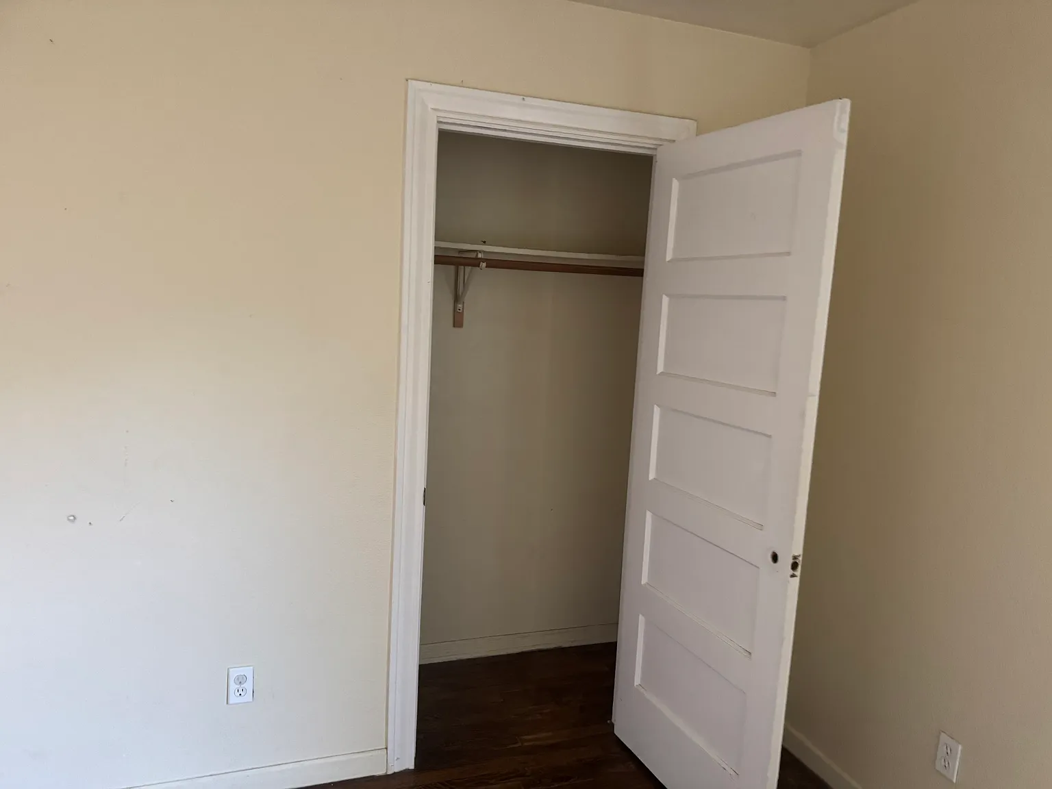 3 bed, 850 sqft, $1,300 — Photo 2