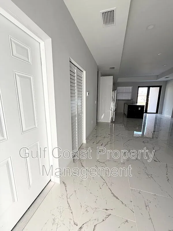 5 bed, 3.0 bath, 1836 sqft, $2,100 — Photo 4
