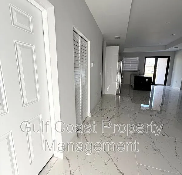2216 NE 10th Pl — Photo 4