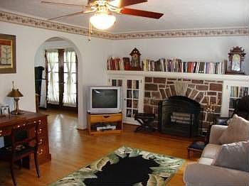 4th image of 445 E Curtin St