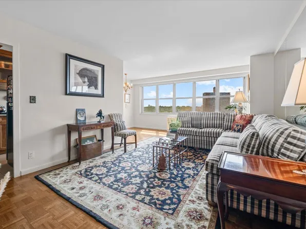555 Kappock Street image 1 of 31