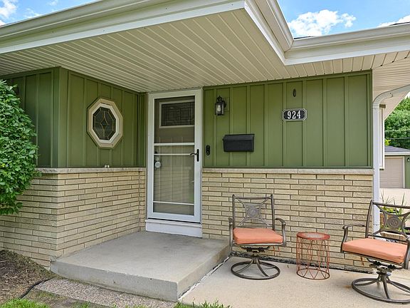 3rd image of 924 S 124th STREET